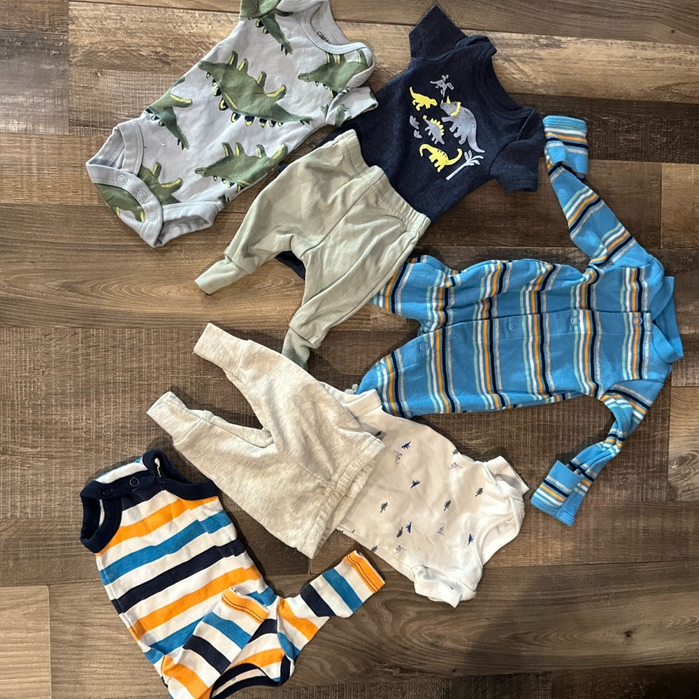 Set of 7 pieces, preemie, Baby Clothing Set with Dinosaurs and Stripes